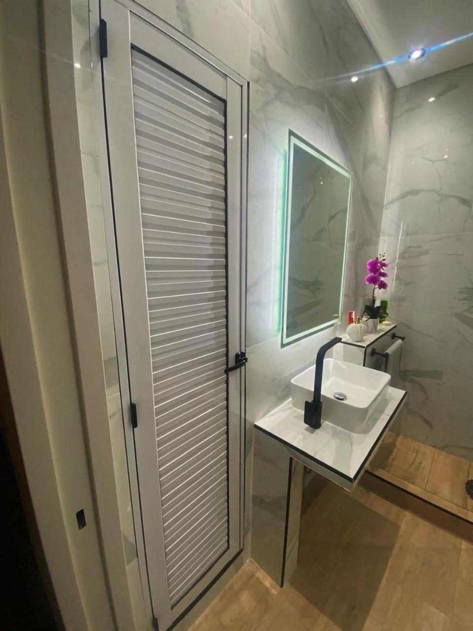 Casa Completa Con Balcon Y Patio Privado * Lanus