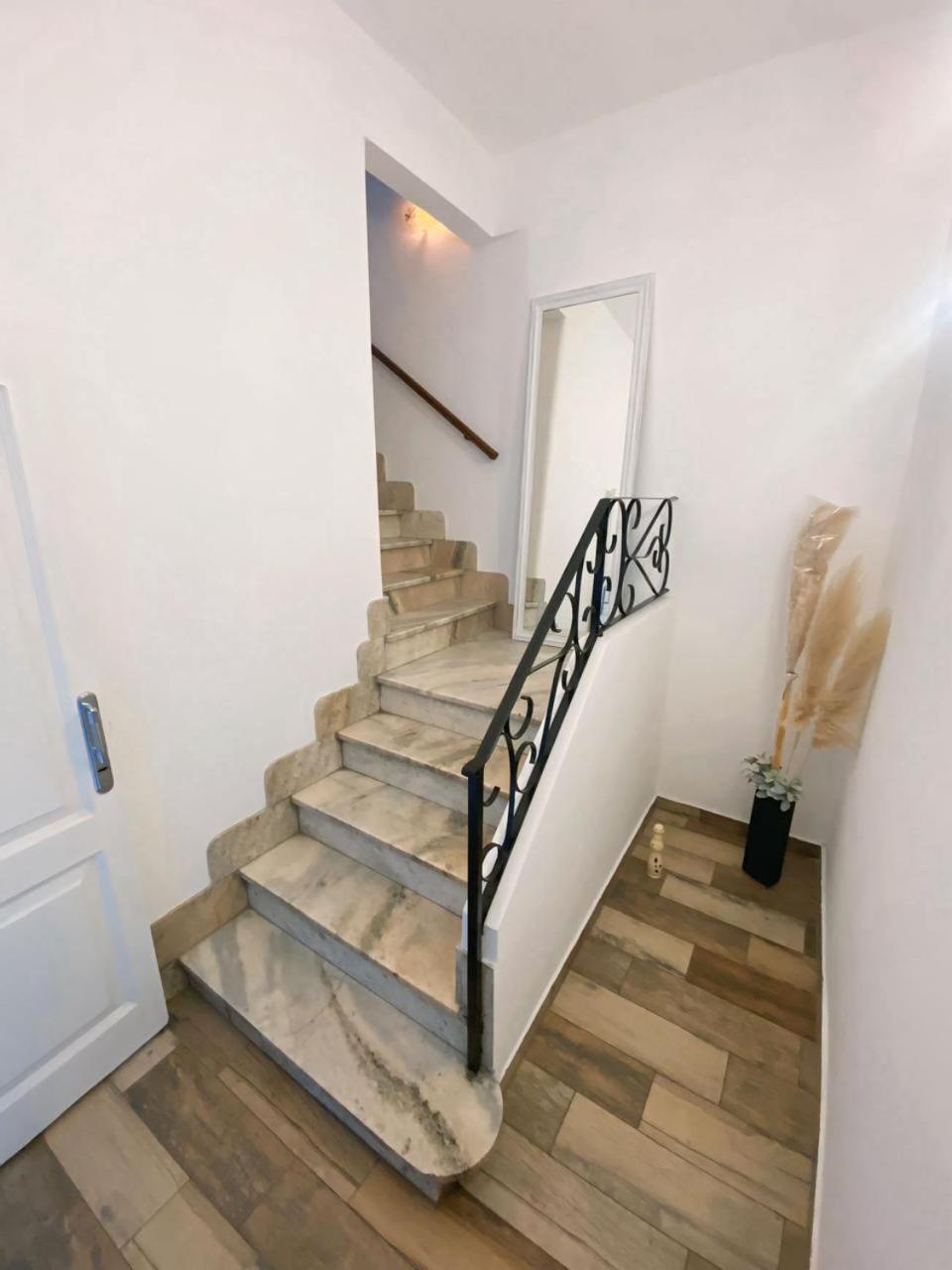 Casa Completa Con Balcon Y Patio Privado