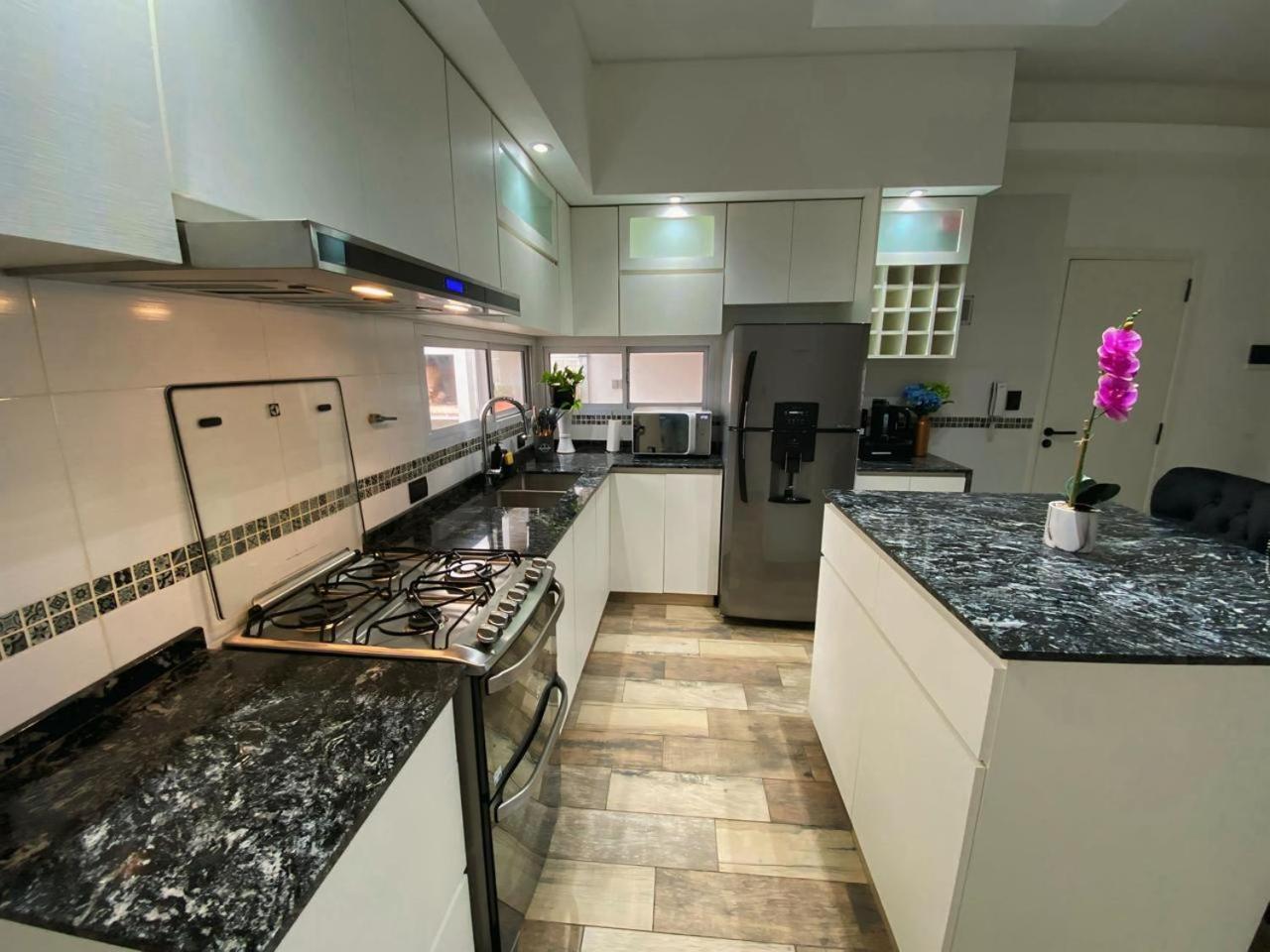 Casa Completa Con Balcon Y Patio Privado *